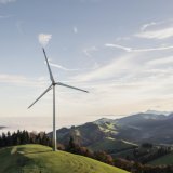 Pour le comité d'initiative, les éoliennes menacent la qualité de vie et le bien-être offert par l’environnement du lieu d’habitation. Elles menacent également la biodiversité (archives). KEYSTONE/CHRISTIAN BEUTLER